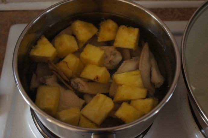 凤梨苦瓜鸡汤--清凉的苦尽甘来 ,凤梨去皮，去芯去皮，切两厘米大小的方块，和鸡翅，姜片一起放入锅中，加入足量的水，烧开，转小火盖上盖子煮30分钟。
