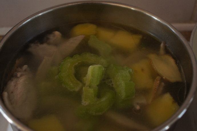 凤梨苦瓜鸡汤--清凉的苦尽甘来 ,鸡翅熟后，加入冷冻的苦瓜片煮熟。出锅前加盐调味。