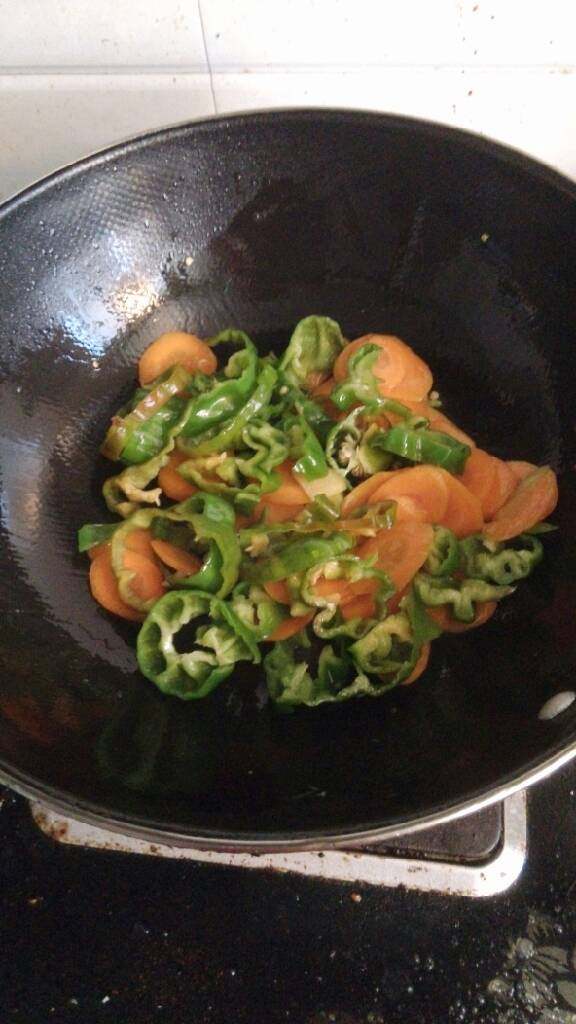火腿炒鸡蛋,然后倒入青椒，加入盐，生抽调味