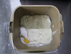 香气迷人的肉桂卷,把除去黄油之外的材料全部放入面包机,水可以留出10克,因为面粉的干燥度不同吸水度也不同,酌量添加