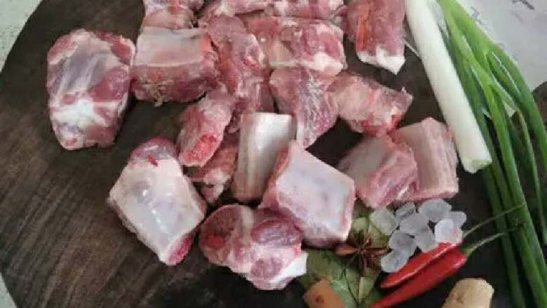 红烧排骨,排骨剁成小块备用,葱姜蒜切好,花椒、辣椒、冰糖准备好备用。