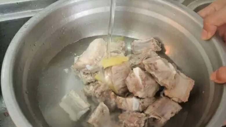红烧排骨, 将排骨捞出,用凉水冲洗干净,然后控干水分备用,凉水冲洗会让肉更紧致有弹性。
