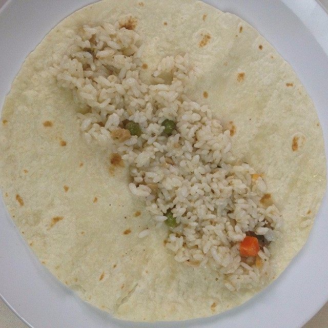 Fajitas,米饭在加热好的拼皮上铺均匀