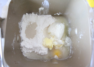 浓香软妹子——奶酪小面包,把材料全部放入面包机,揉30分钟。