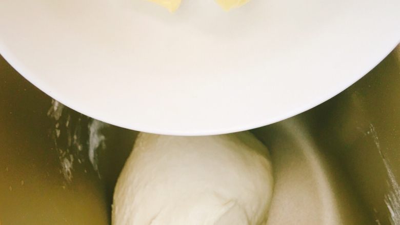 适合撕着吃的炼乳吐司,这时候的面团已经达到一定的扩展阶段了,加入软化的黄油,再次和面20分钟左右,取出一小撮面团可以出手膜即可!