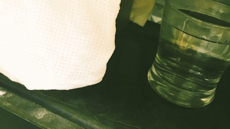 适合撕着吃的炼乳吐司,盖上湿布,放入烤箱发酵40分钟左右,托盘里放上两杯热水,用热气促成第二次发酵哦!