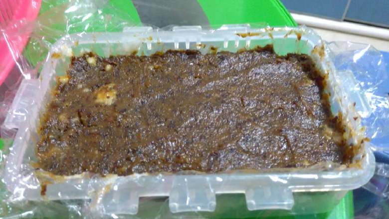 红枣山药糕,将蒸好的红枣加适量的牛奶放在料理机里打成泥状,铺在刚刚装好的山药泥上