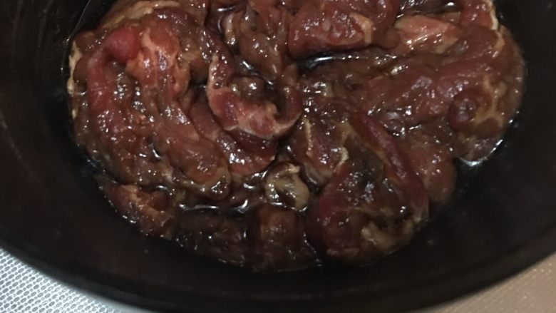 「吃货久久」吃过瘾的滑蛋牛肉,搅拌均匀 腌制20分钟左右