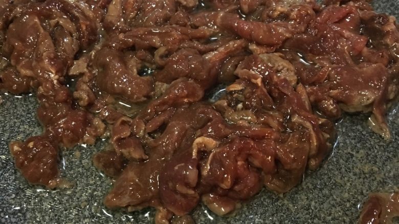 「吃货久久」吃过瘾的滑蛋牛肉,倒油前可以用姜片把锅擦几遍 油要多些防止粘锅 而且牛肉更嫩 倒入牛肉 我先用筷子炒开 尽量保证不肉肉之间不粘连