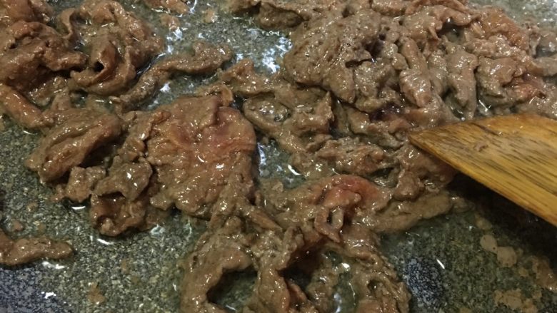 「吃货久久」吃过瘾的滑蛋牛肉,换锅铲 炒匀 变色就关火乘出