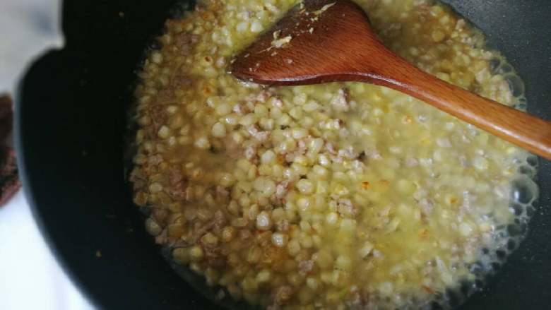 家常炒糯玉米,一次性加入300ml水焖煮,不用盖,中途要翻炒受热均匀