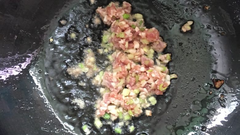 #青椒酿肉#,锅内留少许底油,将剩余的肉馅倒入锅中煸炒出香味。