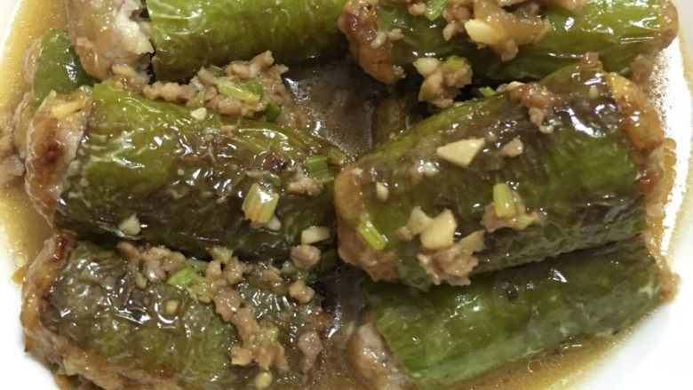 #青椒酿肉#,装盘:将酿肉段装入盘中,最后淋上浓稠的汤汁和肉末即可。