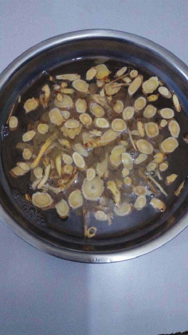 長寿营养粥,黄芪二次煮水,二次煮的水合在一起备用。(第一次煮时放入二大碗水,煮20分钟;第二次煮时放入一大碗水,煮15分钟)。