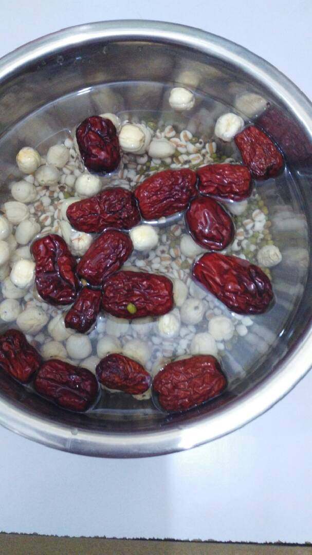 長寿营养粥,把所有食材(绿豆、扁豆、莲子、枸杞子、大枣、薏仁米及黄芪水倒入高压锅内,加压15分钟,即可,关火。