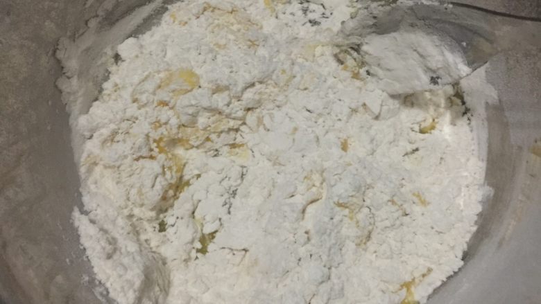 蜂蜜小麻花,#将低粉过筛,筛入混合液中用削皮刀搅拌均匀#
