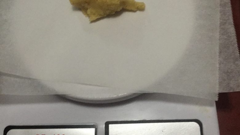 蜂蜜小麻花,#揉搓成面团,把面团分成15g大小#