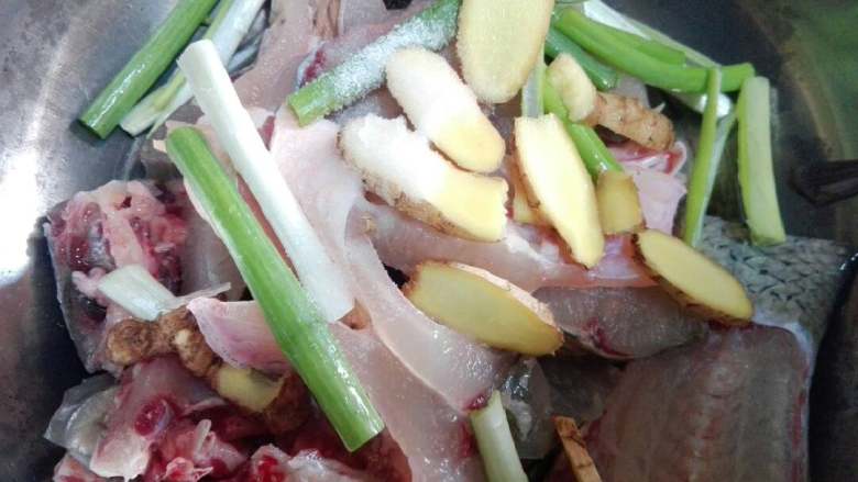 鲜椒凉拌鱼,鱼肉洗净,加入盐,葱节,姜片,料酒(白酒)合匀 腌一会儿。