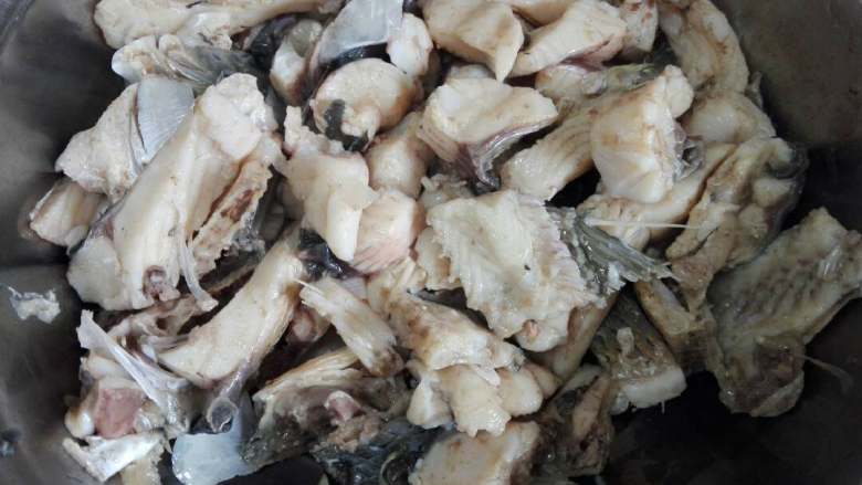 鲜椒凉拌鱼,出锅,凉冷,放入碗中。