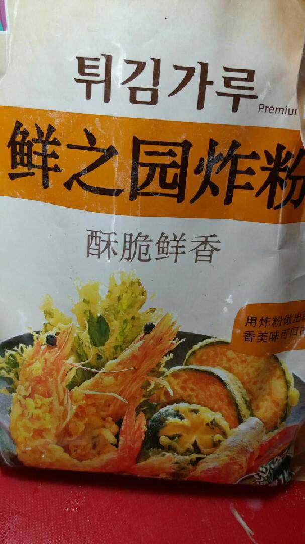 “琥珀炸鸡”绅士私房菜,取一容器放入炸鸡粉少量面粉混合即可，炸鸡粉在超市就可以买到