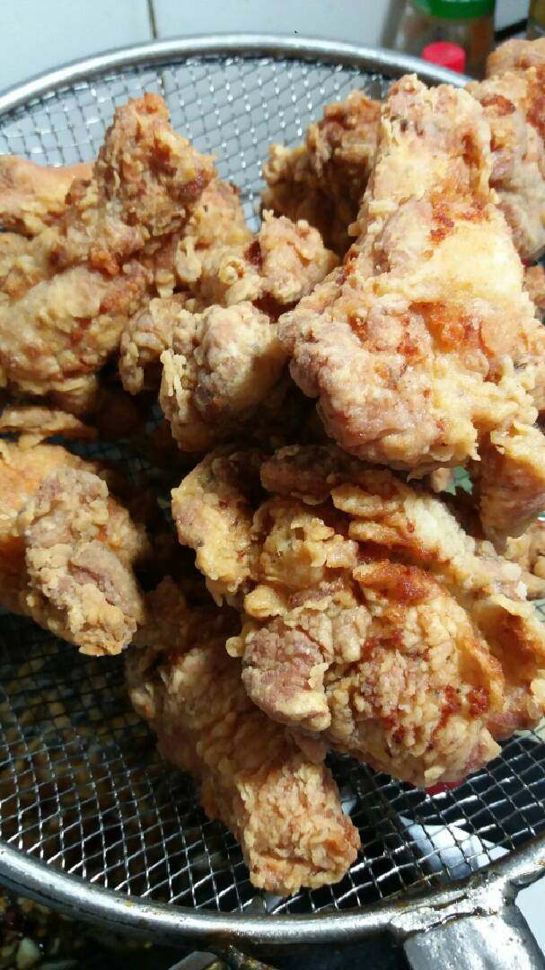 “琥珀炸鸡”绅士私房菜,锅内热油烧至7成热下入炸鸡炸至金黄色捞出,时间在15分钟即可