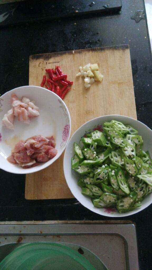 秋葵小炒肉,<a style='color:red;display:inline-block;' href='/shicai/ 70'>秋葵</a>切斜片，<a style='color:red;display:inline-block;' href='/shicai/ 414'>猪肉</a>切片，用盐，生抽，料酒，淀粉腌制15分钟，<a style='color:red;display:inline-block;' href='/shicai/ 86663'>红辣椒</a><a style='color:red;display:inline-block;' href='/shicai/ 2800'>生姜</a>切好备用