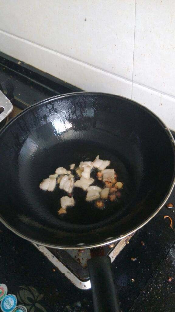 秋葵小炒肉,锅内放少油放入猪肥肉炼油