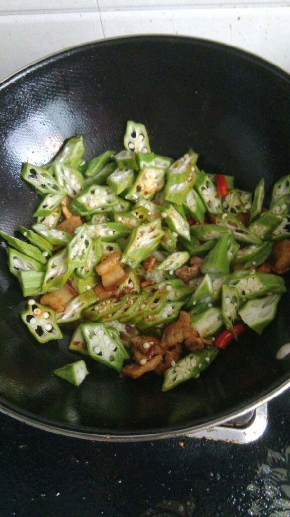 秋葵小炒肉,肉炒变色后加入秋葵