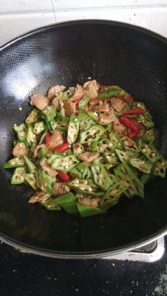 秋葵小炒肉,翻炒两分钟加入鸡精炒制融化即可