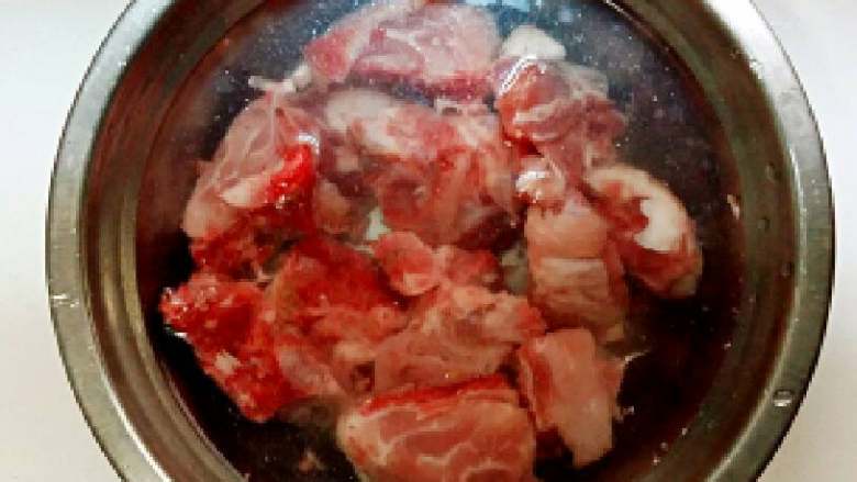 芋头骨头汤,骨头泡在水里,把血水泡出来。