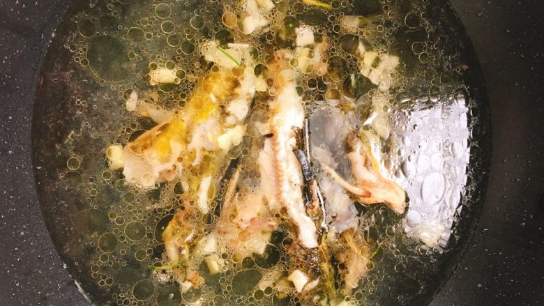 黄骨鱼菌汤,鱼煎好了,直接兑水(开水冷水无所谓)。
放入一点新切好的姜片和大蒜(觉得去腥不彻底的还可以放点料酒)。
直接开猛火,煮开后,中火慢炖。
