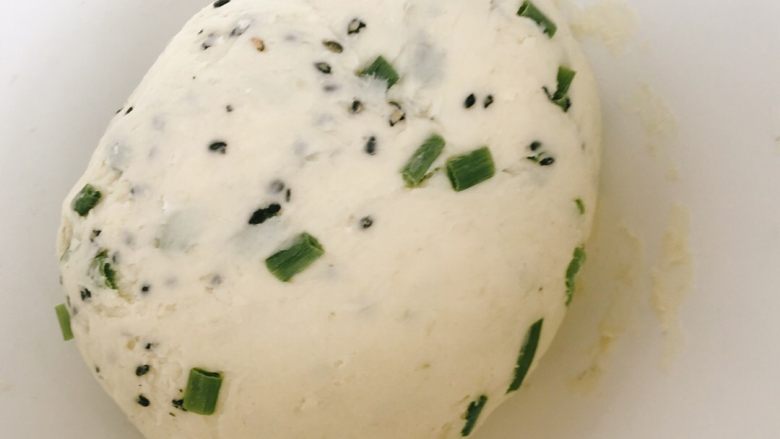 从小吃到大的黑芝麻葱油饼,手揉成光滑的面团,使葱和芝麻里外都揉进去!
