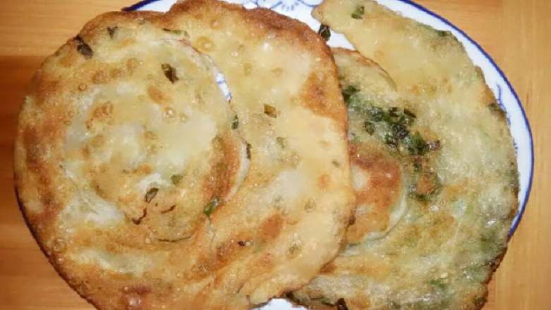 鸡油葱香手抓饼,如果一时吃不掉,到第五步卷好放冰箱冷藏,吃的时候提早拿出醒面,随吃随做。