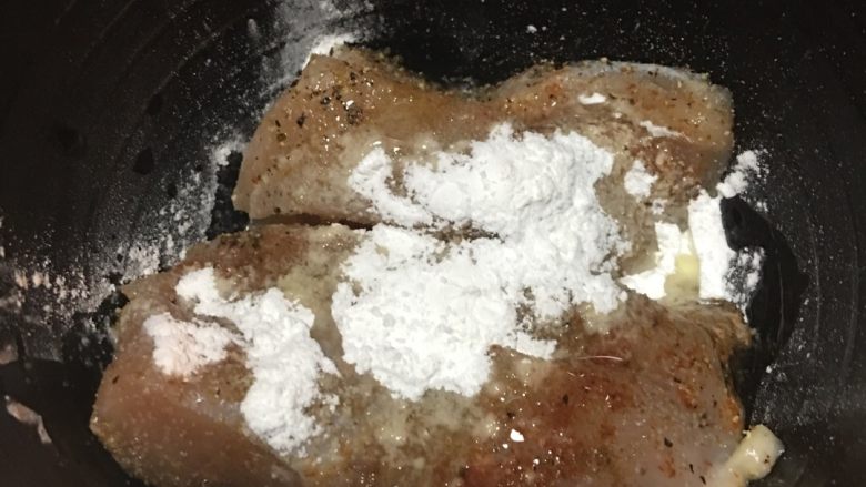 「吃货久久」香煎孜然鸡胸肉,鸡肉里加入生粉 嫩肉粉 胡椒粉 孜然粉 少许色拉油(或者耐高温的橄榄油)少许盐 生粉 料酒