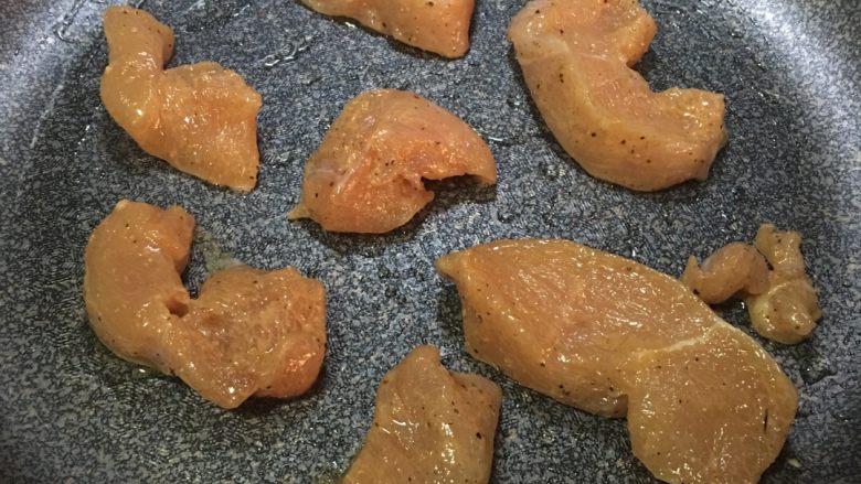 「吃货久久」香煎孜然鸡胸肉,记得用不粘锅 少许油 全程小火 倒入鸡肉