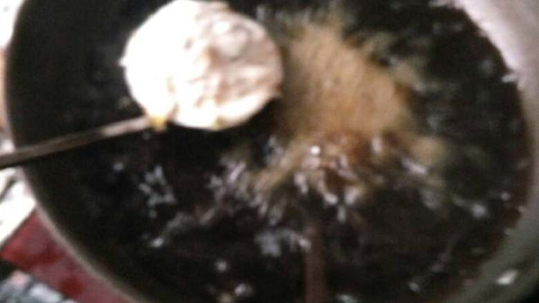 松阳特色小吃灯盏盘,放入油锅炸,大约,两分钟左右就能成形,期间千万不要翻动。不然底座会破裂,馅会撒出来。满锅子都是馅。
