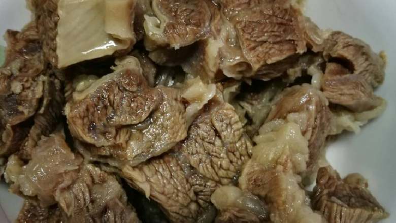土豆烧牛腩,煮好的牛腩待用。