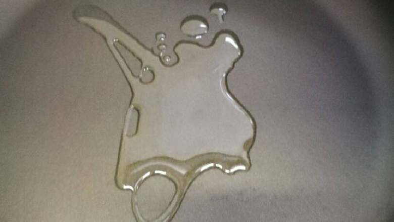 土豆烧牛腩,锅内放油适量烧热。