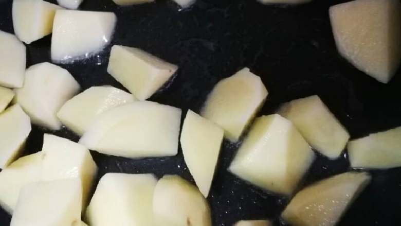 土豆烧牛腩,下土豆块翻炒。