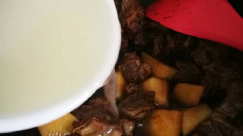 土豆烧牛腩,加入刚才牛腩煮下来的原汤汁两小碗。加盖中小火继续煮大约二十分钟左右待汤汁开始收了。