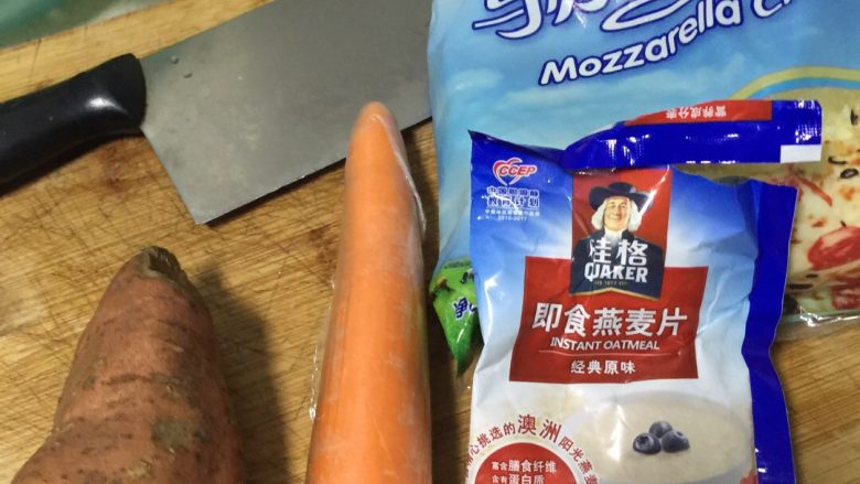 芝心红薯饼,准备原料,红薯、胡萝卜洗净,切片放微波炉高火叮10分钟左右,取出用勺子压成泥。