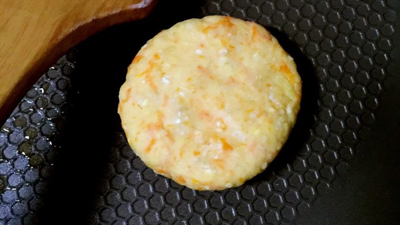 芝心红薯饼,平底锅放少许油,小火煎至两面微焦即可。尽情享受美味吧。