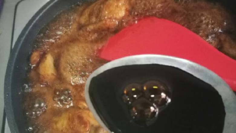 可乐鸡翅,加入适量老抽调味,根据口味可加盐或不加盐。