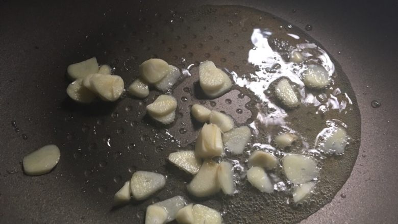 茭白炒豆腐干,温油下大蒜,炒制十余秒