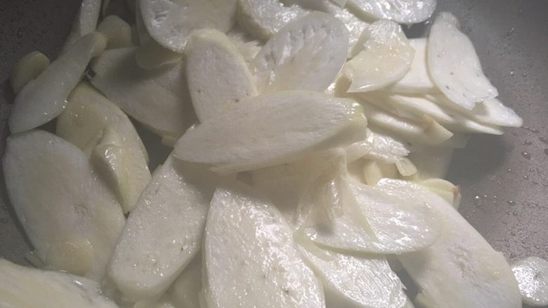 茭白炒豆腐干,加入茭白。茭白会吸油,但因为用的是不粘锅,不用加油。炒至茭白微微有一点焦黄,即可加酱油。