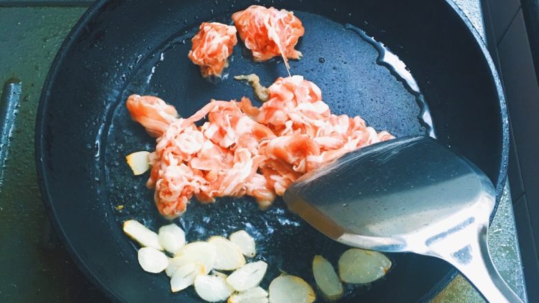 羊肉饭,加入肉翻炒 我用的是涮火锅的<a style='color:red;display:inline-block;' href='/shicai/ 329'>羊肉</a> 上回没吃了 哈哈