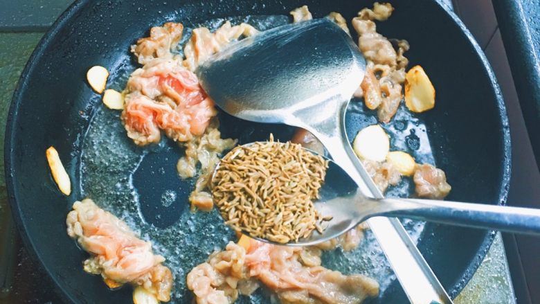 羊肉饭,半熟加入<a style='color:red;display:inline-block;' href='/shicai/ 716'>孜然</a> 盐 <a style='color:red;display:inline-block;' href='/shicai/ 692'>酱油</a>