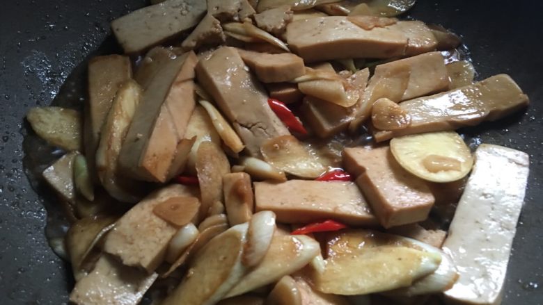 茭白炒豆腐干,将水焖干,即可出锅了。