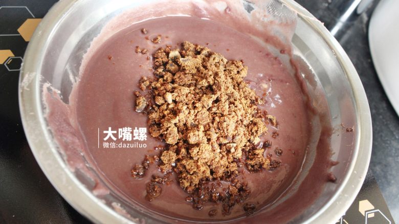 Q萌红糖冰皮月丨大嘴螺,将红糖加入过滤好的红豆汁中进行搅拌,红豆配红糖,营养大升级