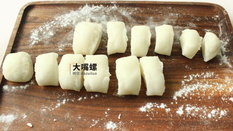 Q萌红糖冰皮月丨大嘴螺,用刀将冰皮切分成11个大小等同的冰皮块(切的时候眼神不是很好,一脸幽怨)